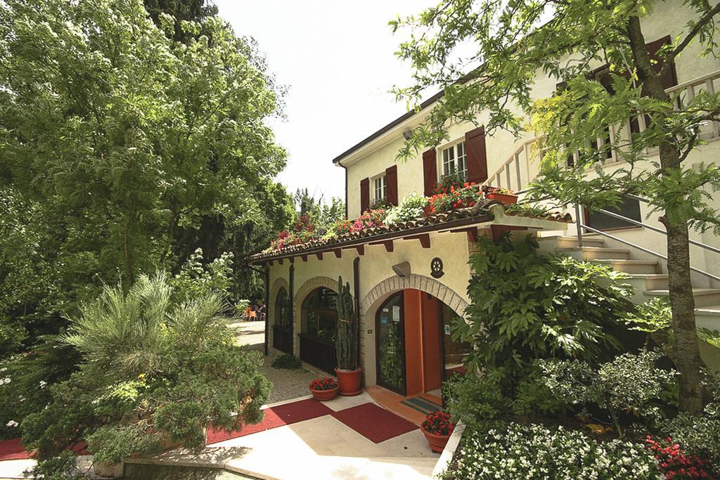 Hotel La Ginestra Acqualagna Exterior photo